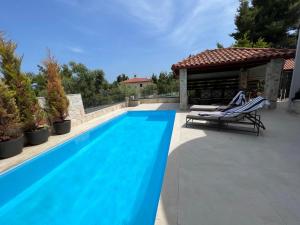 Bazén v ubytování Sunny Seaside Villa-90 m from beach nebo v jeho okolí
