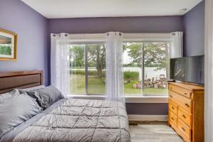 - une chambre avec un lit, une télévision et une fenêtre dans l'établissement Lakefront Mound Getaway Near Snowmobiling Trails!, à Mound