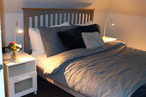 1 dormitorio con 1 cama con 2 lámparas en OPULENT HOUSE London, en Dagenham