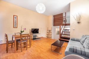 Телевизор и/или развлекательный центр в Apartment Above the Source