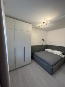 ein Schlafzimmer mit einem Bett und einem weißen Schrank in der Unterkunft Гірський Кришталь in Skole