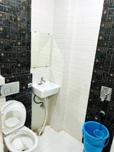 La salle de bains est pourvue de toilettes et d'un lavabo. dans l'établissement HOTEL RAJ - Near RAILWAY STATION , HARIDWAR, à Haridwar