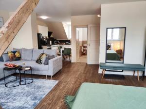uma sala de estar com um sofá e uma mesa em Suite Studio nah Messe & Rhein I Netflix I Küche em Krefeld