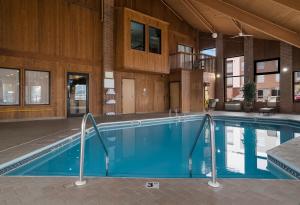 una gran piscina en un edificio con una casa en Quality Inn, en Grand Blanc