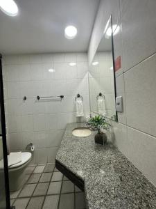 ヴィラ・ヴェーリャにあるResidencial Pasárgada, apto 602のバスルーム(洗面台、トイレ付)