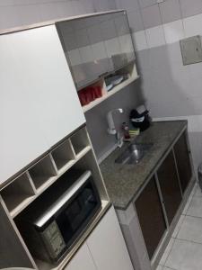 Majoituspaikan Lindo apartamento na Praia do Morro keittiö tai keittotila