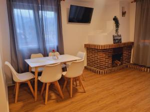 TV a/nebo společenská místnost v ubytování Maile Apartamentos