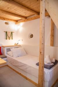 Łóżko piętrowe w pokoju z drewnianym sufitem w obiekcie Mythical Luxury Apartment w mieście Naksos