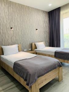 - une chambre avec 2 lits dans l'établissement Harmony Resort, à Tsaghkadzor