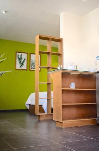 - une chambre avec des murs verts et une étagère dans l'établissement 2nd Home, à Celaya