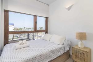 Postel nebo postele na pokoji v ubytování Loft in Front of the Sea Benalmadena