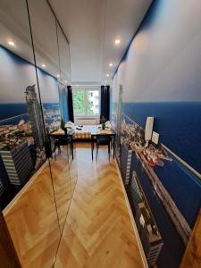un soggiorno con vista sulla città di 3miasto Gdynia Apartamenty a Gdynia