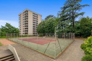 Tennis ja/või seinatennis majutusasutuses Appartement Chirpaz - Welkeys või selle läheduses