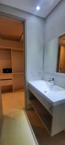 een badkamer met een witte wastafel en een spiegel bij HOTEL RILUX CARTAGENA in Cartagena