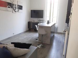 TV a/nebo společenská místnost v ubytování 2 Pièces Neuf WIFI Quartier Borriglione