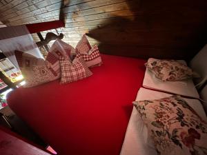 Habitación con 2 camas y suelo rojo. en Forest paradise, en Koprivnica