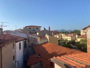 une vue aérienne sur une ville avec des toits dans l'établissement Casa di GEF [Centro Storico Pisa], à Pise