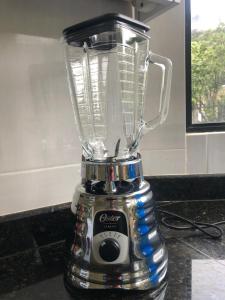 a blender sitting on top of a counter at Family house/casa de Familia 3 bedroom 3 bath in Baños