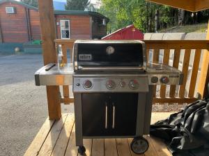 a grill sitting on top of a wooden deck at Chalet Inn in Kitimat