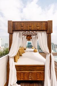 a bed on the roof of a house at Hôtel Swexan in Dallas