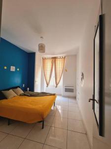 マルセイユにあるAppartement vieux portの青い壁のベッドルーム1室(ベッド1台付)