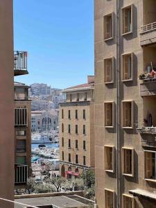 een hoog gebouw met uitzicht op een stad bij Appartement vieux port in Marseille