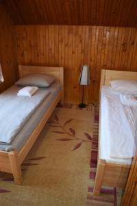 ジャブリャクにあるdurmitor_natureのランプ付きの木造ルーム内のベッド2台 +30枚の写真