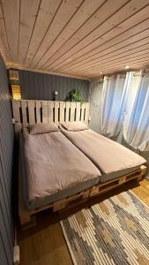 un grande letto in una camera da letto con soffitto in legno di “ Mandala” place for 2 a Sauda