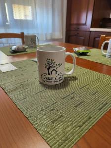 eine Kaffeetasse auf einem Tisch in der Unterkunft Casa Elce in Iglesias