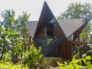 una casa revestida de madera con techo negro en Almara House en El Valle