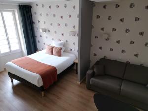 a bedroom with a bed and a couch at Contact Hôtel les Platanes - Clim Mobile en Option in Villeneuve-sur-Lot