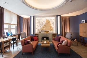 - un salon avec deux chaises et une cheminée dans l'établissement Hotel Stella Maris, à Hambourg