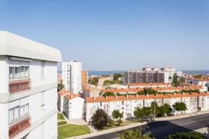 z góry widok na miasto z budynkami w obiekcie Lisbon Airport Suites w Lizbonie