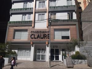 un edificio con un letrero para una cafetería en Céntrico y Cómodo departamento VIP, en La Paz