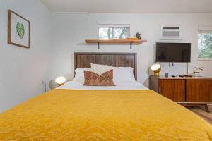 een slaapkamer met een groot bed en een gele deken bij Beautiful Sequoia Hideout // Modern with Views!! in Three Rivers
