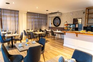 a restaurant with tables and chairs and a counter at O2 Hotel Valeria del Mar in Valeria del Mar