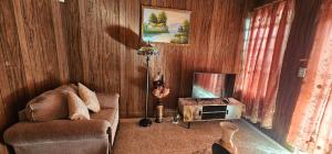uma sala de estar com um sofá e uma mesa com uma televisão em Smitty's Home Away From Home em Charlotte Amalie