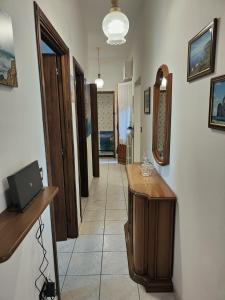 um quarto com um corredor com uma mesa e algumas portas em Casa Elce em Iglesias