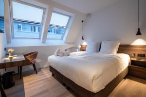 Un pat sau paturi într-o cameră la ONE TWO FOUR - Hotel & Spa