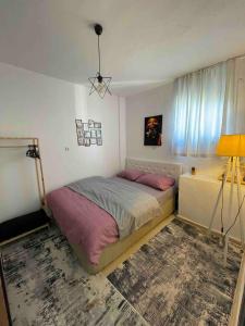 1 dormitorio con cama, lámpara y ventana en Denize 2 km Manzaralı ve Ferah 2+0 Daire (Konum Eşelek Köyü), en Gokceada Town