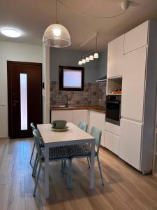 eine Küche und ein Esszimmer mit einem Tisch und Stühlen in der Unterkunft Casa Tea in Lucca