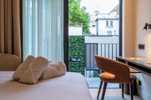Un pat sau paturi într-o cameră la ONE TWO FOUR - Hotel & Spa