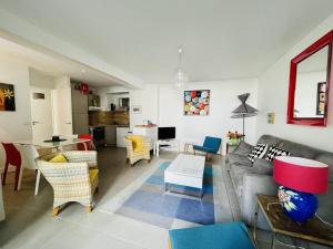 ein Wohnzimmer mit einem Sofa und einem Tisch in der Unterkunft Appartement Arcachon, 3 pièces, 6 personnes - FR-1-433-108 in Arcachon