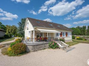 een klein wit huis met een veranda en bloemen bij Gîte Autheuil-en-Valois, 6 pièces, 12 personnes - FR-1-526-39 