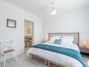 1 dormitorio blanco con 1 cama grande y 1 silla en Gîte Autheuil-en-Valois, 6 pièces, 12 personnes - FR-1-526-39 