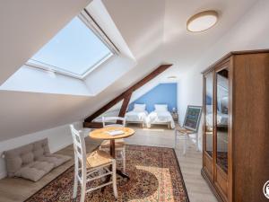 een zolderwoonkamer met een tafel en stoelen bij Gîte Autheuil-en-Valois, 6 pièces, 12 personnes - FR-1-526-39 