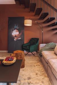 uma sala de estar com um sofá e uma mesa em Iris Croatica J - deluxe apartment with shared pool em Oroslavje