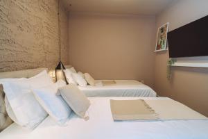 Postel nebo postele na pokoji v ubytování Iris Croatica J - deluxe apartment with shared pool, awarded BEST APARTMENT IN CROATIA 2024