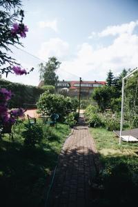 a brick path in the middle of a garden at powiew - b&b pensjonat noclegi Świnoujście - Unterkunft Swinemünde - guesthouse tennis garden breakfast at baltic sea in Świnoujście