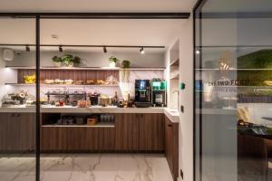 O bucătărie sau chicinetă la ONE TWO FOUR - Hotel & Spa